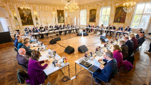 Das Bayerische Kabinett tagt im Beisein der Regierungspräsidentin von Schwaben, der Oberbürgermeister und Landräte aus Schwaben im Rokokosaal der Regierung von Schwaben.