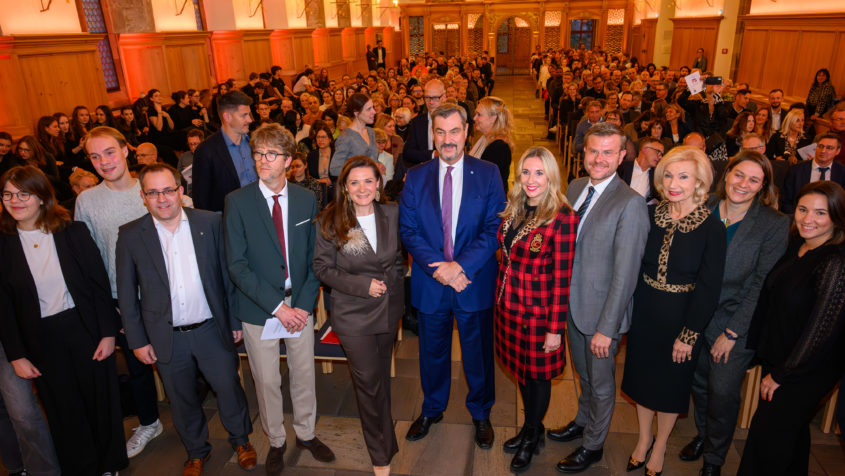 Ministerpräsident Dr. Markus Söder, Kultusministerin Anna Stolz, Nürnbergs Oberbürgermeister Marcus König, Nürnbergs zweite Bürgermeisterin Prof. Dr. Julia Lehner und Nürnbergs Referentin für Schule und Sport, Cornelia Trinkl, sind unter anderem zu Gast beim Empfang zum Auftakt des Jubiläumsjahres unter dem Motto „500 Jahre Bildungshelden – Wir feiern Schule seit 1526“ anlässlich der Gründung des Nürnberger Melanchthon-Gymnasiums im Jahr 1526.