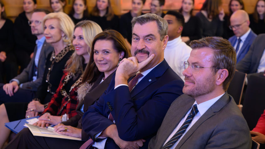 Ministerpräsident Dr. Markus Söder: "Auch heute steht das Melanchthon-Gymnasium für vieles, was Bayern ausmacht: Innovation, Tradition und Zusammenhalt. Eine Schule mit beeindruckender Bibliothek, digitalen Konzepten und engagierten Lehrkräften – ein Ort, an dem Zukunft entsteht."