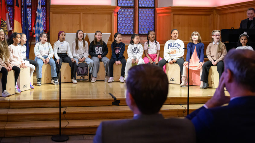 Der Empfang zum Auftakt des Jubiläumsjahres unter dem Motto „500 Jahre Bildungshelden – Wir feiern Schule seit 1526“ anlässlich der Gründung des Nürnberger Melanchthon-Gymnasiums im Jahr 1526 findet im Historischen Rathaussaal der Stadt Nürnberg statt.