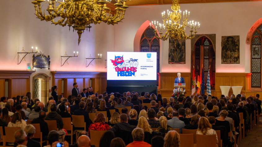 Ministerpräsident Dr. Markus Söder: "500 Jahre Bildungshelden – made in Nürnberg! Heute feiern wir ein echtes Juwel unseres Bildungslandes Bayern: Mit 500 Jahren ist das Nürnberger Melanchthon-Gymnasium das älteste Gymnasium im deutschsprachigen Raum. Schon 1526 war diese Schule ihrer Zeit voraus: Freier Schulbesuch unabhängig von kirchlichen Einflüssen war ein mutiger Schritt in Richtung Humanismus und Fortschritt."