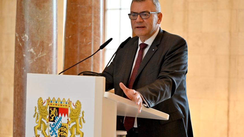 Staatsminister Dr. Florian Herrmann hält eine Rede im Kuppelsaal der Staatskanzlei.