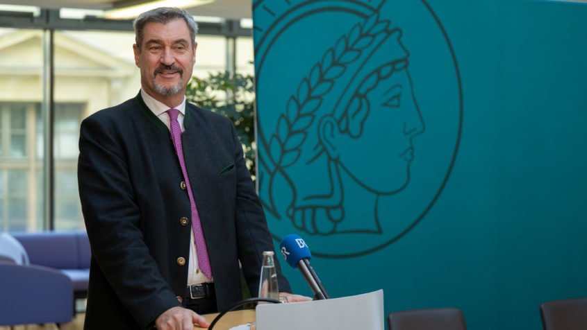 Ministerpräsident Dr. Markus Söder: "Noch mehr Spitzenforschung für Nordbayern: Wir arbeiten an einem neuen Hightech-Institut für Immunbiologie in Würzburg gemeinsam mit der Max-Planck-Gesellschaft. Bio-Life-Science ist neben KI und Quantencomputing eine entscheidende Zukunftstechnologie, die unser Leben besser machen wird. 'Max Planck' und Würzburg sind ein perfektes Match: Der Forschungs-Champion ist ein Turbo für jeden Wissenschaftsstandort und Würzburg bietet bereits jetzt ein starkes biomedizinisches Forschungsumfeld mit der Julius-Maximilians-Universität und der Uniklinik."