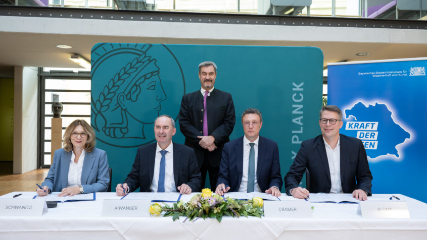 Im Beisein von Ministerpräsident Dr. Markus Söder (Mitte) unterzeichnen die Generalsekretärin der Max-Planck-Gesellschaft, Dr. Simone Schwanitz, Wirtschaftsminister Hubert Aiwanger, der Präsident der Max-Planck-Gesellschaft, Prof. Dr. Patrick Cramer, und Wissenschaftsminister Markus Blume (v.l.n.r.) ein Memorandum of Understanding zwischen der Max-Planck-Gesellschaft und der Bayerischen Staatsregierung zum Aufbau eines neuen Max-Planck-Instituts in Würzburg.