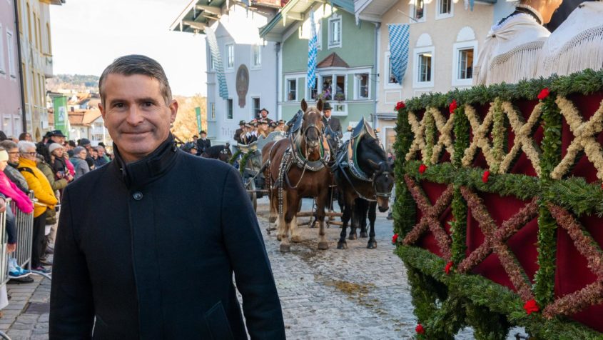 Europaminister Eric Beißwenger während der Tölzer Leonhardifahrt. ...