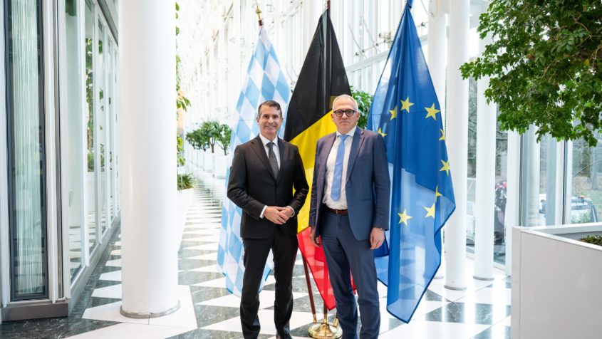 Europaminister Eric Beißwenger (links) und der Ministerpräsident von Flandern, Matthias Diependaele (rechts), in der Staatskanzlei.