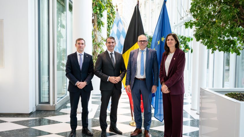 Gruppenbild unter anderem mit Europaminister Eric Beißwenger ...