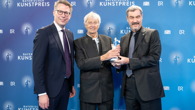 Verleihung des Bayerischen Kunstpreises (v.l.n.r.): Wissenschaftsminister Markus Blume, Ehrenpreisträger Gerhard Polt und Ministerpräsident Dr. Markus Söder.