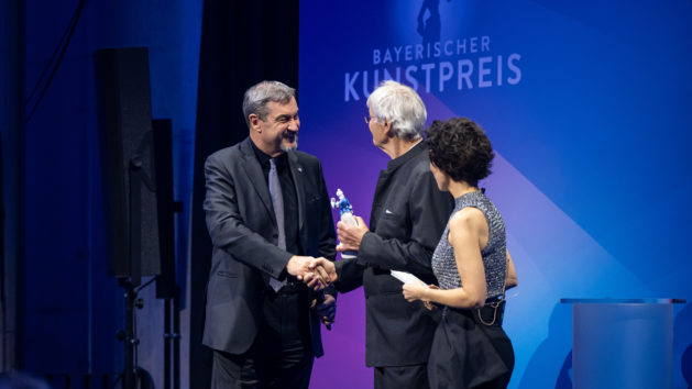 "Gerhard Polt leistet mit seiner Kunst und seinem Humor einen wichtigen gesellschaftlichen Beitrag. Die Freiheit der Kunst und Kultur ist wesentlicher Bestandteil unserer demokratischen Freiheit." - Ministerpräsident Dr. Markus Söder.