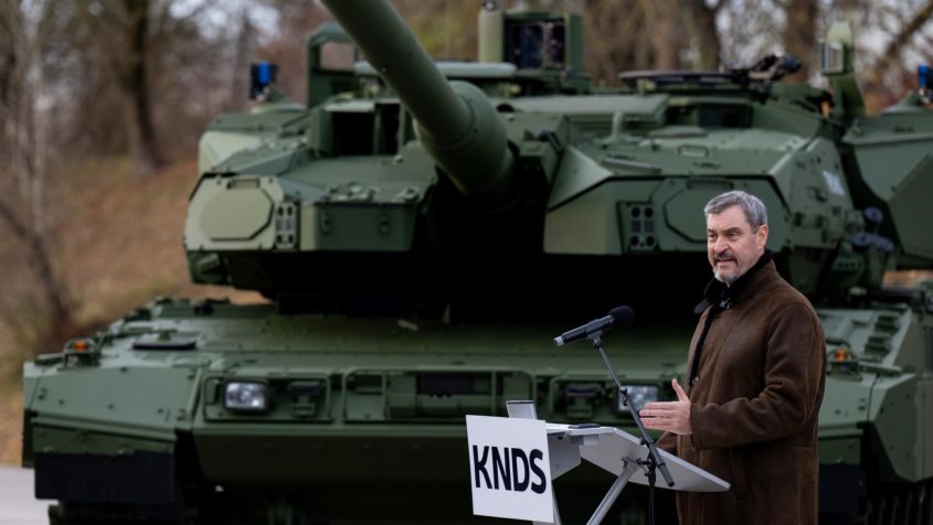Ministerpräsident Dr. Markus Söder bei der Präsentation des Kampfpanzers LEOPARD 2 A8 sowie der Panzerhaubitze PzH 2000 des Unternehmens KNDS Deutschland GmbH & Co. KG in München.