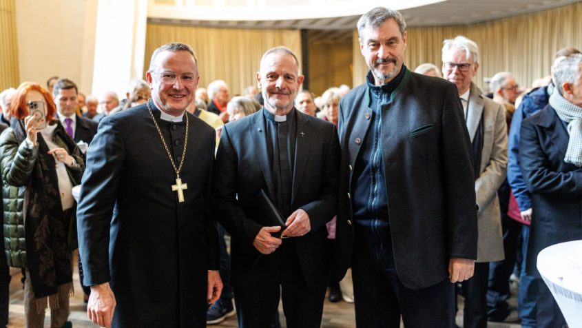 Der Landesbischof der Evangelisch-Lutherischen Kirche in Bayern, ...