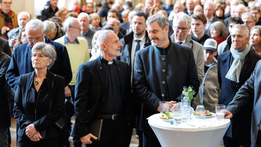 Zahlreiche Gäste sind zur Verabschiedung von Kirchenrat Dieter ...