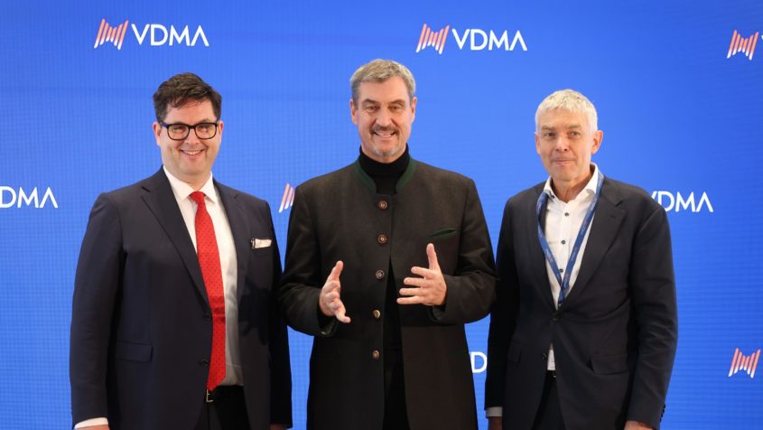 Der VDMA-Präsident Bertram Kawlath, Ministerpräsident Dr. Markus Söder und der Vorsitzende des VDMA Bayern, Dr. Rolf Pfeiffer (v.l.n.r.).