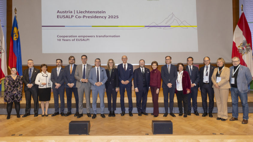 Gruppenbild zur Generalversammlung der EU-Alpenraumstrategie mit den Vertreterinnen und Vertretern der sieben Alpenländer Österreich, Liechtenstein, die Schweiz, Deutschland, Italien, Slowenien und Frankreich. Bild: Land Tirol/Die Fotografen