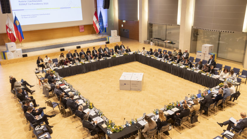 Seit zehn Jahren arbeiten die sieben Alpenländer Österreich, Liechtenstein, Schweiz, Deutschland, Italien, Slowenien und Frankreich und 48 Regionen aus diesen Ländern im Rahmen der EU-Alpenraumstrategie (EUSALP) zusammen. Das EUSALP-Jahresforum in Innsbruck bildete den Höhepunkt des gemeinsamen Vorsitzjahres von Österreich und Liechtenstein. Bild: Land Tirol/Die Fotografen