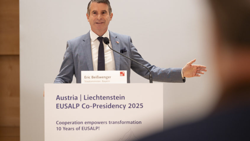 Bayerns Europaminister Eric Beißwenger wird 2026 den EUSALP-Vorsitz übernehmen. Er gibt deshalb einen Ausblick auf die bayerische Präsidentschaft. Bild: Land Tirol/Die Fotografen