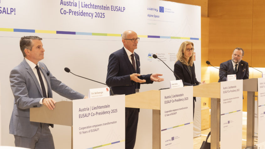 In einer Pressekonferenz ziehen Europaminister Eric Beißwenger, Tirols Landeshauptmann Anton Mattle, die Regierungschefin-Stellvertreterin des Fürstentums Liechtenstein, Sabine Monauni, und der Staatssekretär im österreichischen Bundesministerium für europäische und internationale Angelegenheiten, Sepp Schellhorn, und Bilanz über die aktuelle Präsidentschaft. Bild: Land Tirol/Die Fotografen
