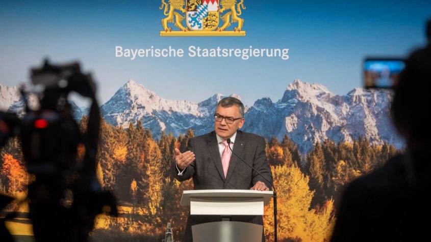 In einer Pressekonferenz informiert Staatskanzleiminister Dr. Florian Herrmann über die wesentlichen Ergebnisse der Kabinettssitzung.