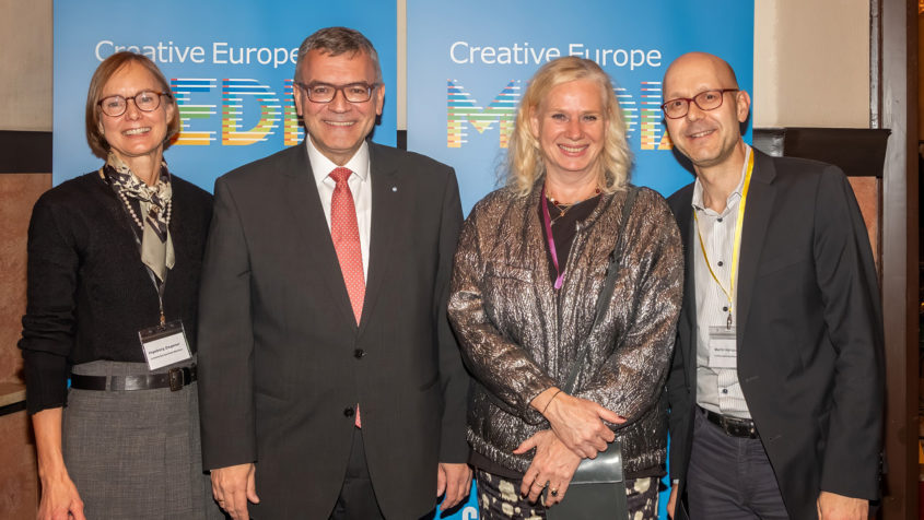 Die Geschäftsführerin der Creative Europe Desk München GmbH, Ingeborg Degener, Medienminister Dr. Florian Herrmann, die Leiterin der Vertretung der Europäischen Kommission in Deutschland, Barbara Gessler, und der stellvertretende Geschäftsführer der FilmFernsehFonds Bayern GmbH, Martin Hartung (v.l.n.r.), beim Mediengespräch. © Mathis Beutel