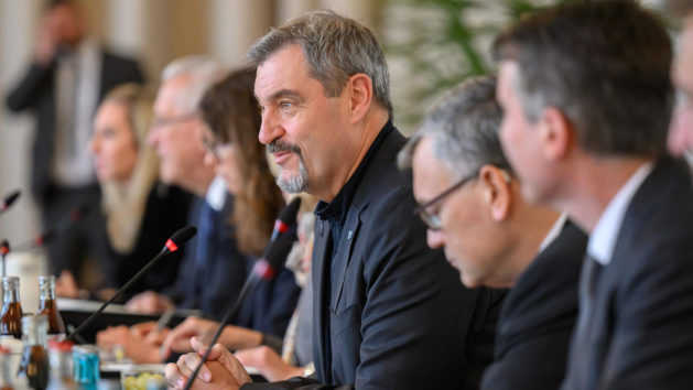 Ministerpräsident Dr. Markus Söder leitet die Kabinettssitzung in Ansbach.