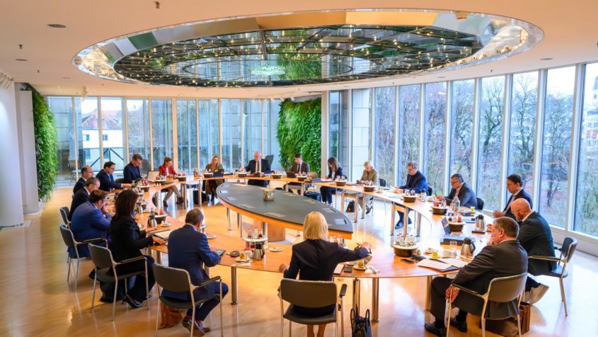 Die Kabinettssitzung findet im Ministerratssaal der Bayerischen Staatskanzlei statt.