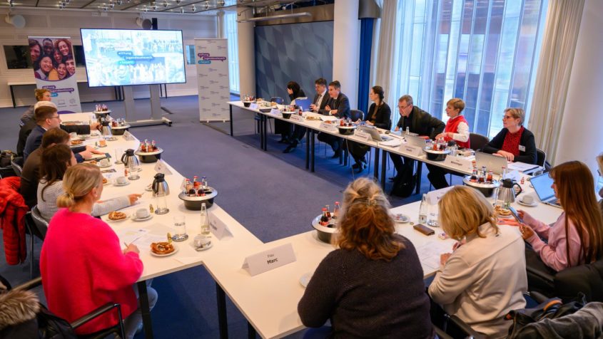 Die 9. Kuratoriumssitzung der Stiftung zur Förderung des Internationalen Jugendaustausches in Bayern mit Europaminister Eric Beißwenger findet in der Staatskanzlei statt.