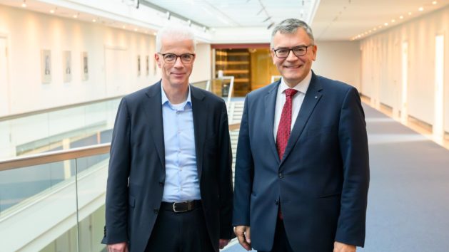 Staatsminister Dr. Florian Herrmann (rechts) und der Vorsitzende des Bundesverbands der Geflügelschlachtereien e.V., Peter Wesjohann (links), in der Staatskanzlei.