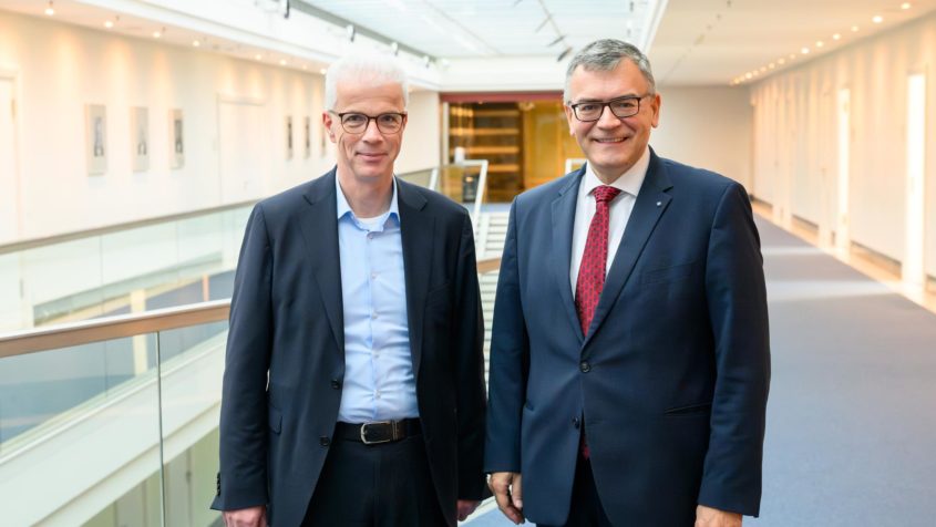 Staatsminister Dr. Florian Herrmann (rechts) und der Vorsitzende des Bundesverbands der Geflügelschlachtereien e.V., Peter Wesjohann (links), in der Staatskanzlei.