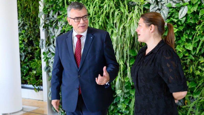 Staatsminister Dr. Florian Herrmann (links) im Gespräch mit der norwegischen Ministerin für Handel und Industrie, Cecilie Myrseth (rechts).