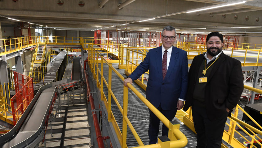 Staatskanzleiminister Dr. Florian Herrmann besucht die DHL Express Gateways am Münchner Flughafen. © DHL Group
