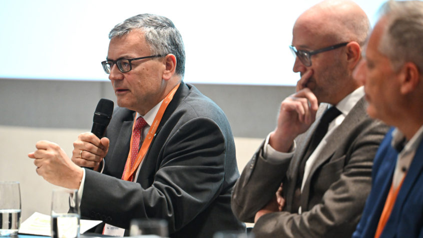 Staatsminister Dr. Florian Herrmann während der Podiumsdiskussion. ...