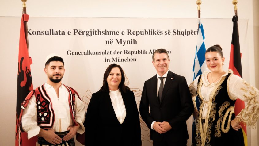 Gruppenbild unter anderem mit der albanischen Generalkonsulin Gentiana Mburimi (2. von links) und Europaminister Eric Beißwenger (2. von rechts) beim Empfang anlässlich des Nationalfeiertags der Republik Albanien. Bild: Generalkonsulat der Republik Albanien