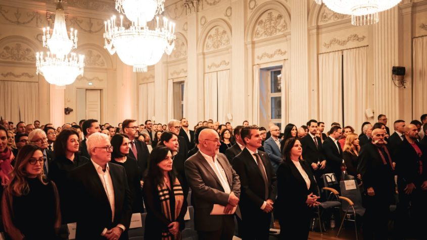 Zahlreiche Gäste sind zum Empfang anlässlich des Nationalfeiertags der Republik Albanien in den Max-Joseph-Saal der Residenz München gekommen. Bild: Generalkonsulat der Republik Albanien