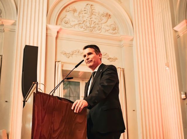 Europaminister Eric Beißwenger hält eine Rede. Bild: Generalkonsulat der Republik Albanien