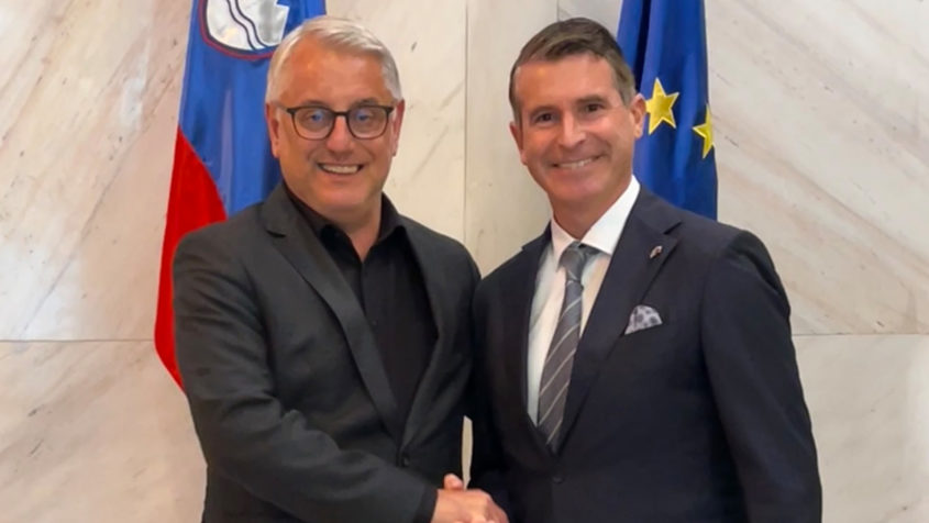 Der slowenische Wirtschaftsminister Matjaž Han (links) empfängt Europaminister Eric Beißwenger (rechts) in Ljubljana zum Gespräch.