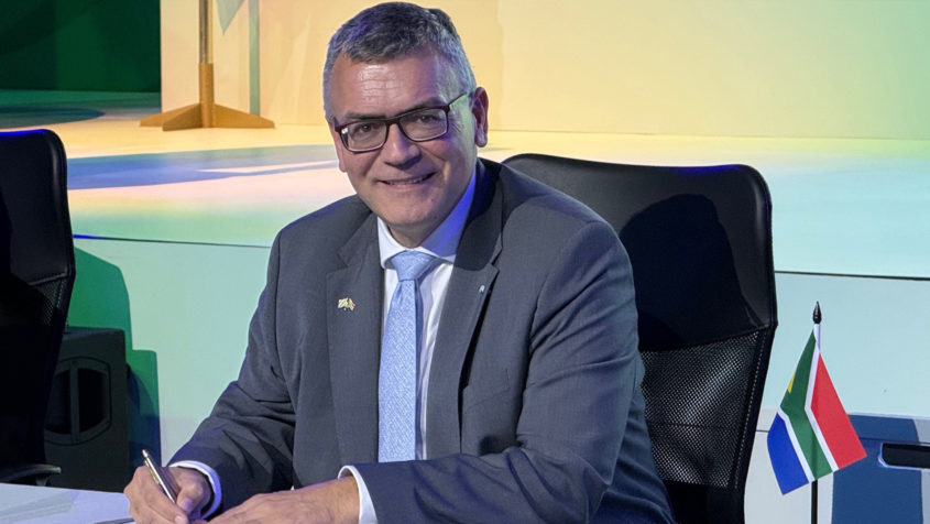 Staatsminister Dr. Florian Herrmann unterzeichnet die Abschlusserklärung ...