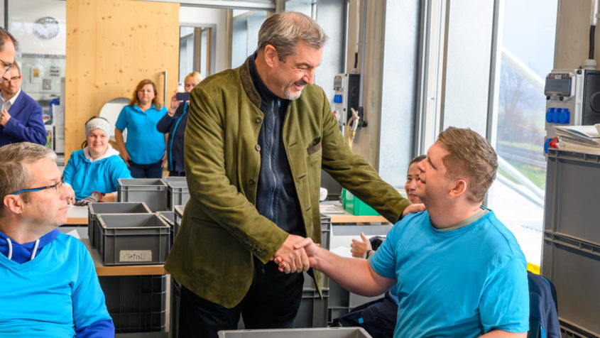 Bei seinem Besuch informiert sich Ministerpräsident Dr. Markus ...