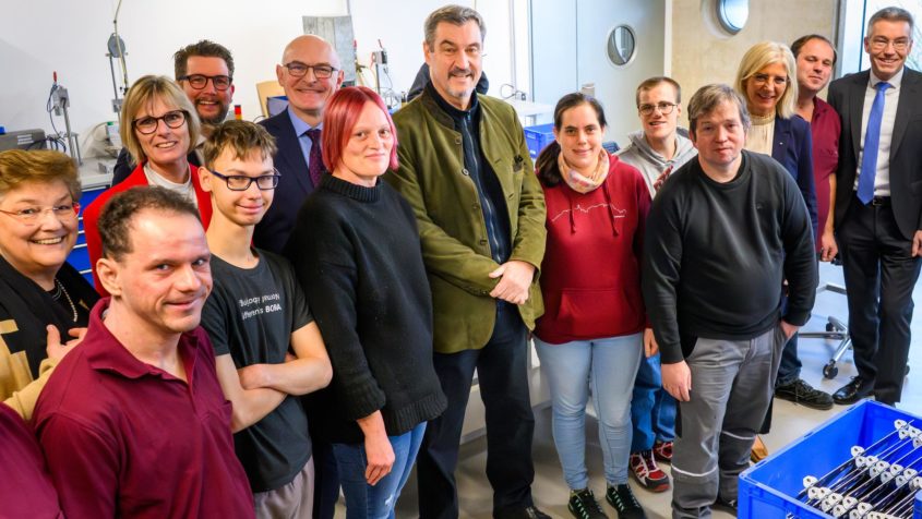 Ministerpräsident Dr. Markus Söder besucht gemeinsam mit Sozialministerin Ulrike Scharf, Rosenheims Oberbürgermeister Andreas März und dem Landrat des Landkreises Rosenheim, Otto Lederer, die Caritas Wendelstein Werkstätten für Menschen mit Behinderung am Standort Oberfeld.