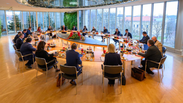 Die Kabinettssitzung findet im Ministerratssaal in der Bayerischen Staatskanzlei statt.