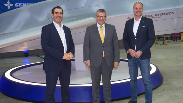 Der Leiter des Berliner Büros und Head of Public Affairs der General Atomics Europe GmbH, Frank Sitta, Staatsminister Dr. Florian Herrmann und der Geschäftsführer bei General Atomics AeroTec Systems GmbH, Florian Rohe (v.l.n.r.). Bild: General Atomics Europe GmbH