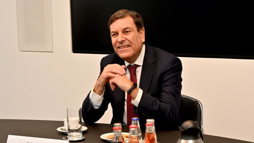 Der Wirtschafts- und Finanzminister der Region Kastilien, Carlos ...