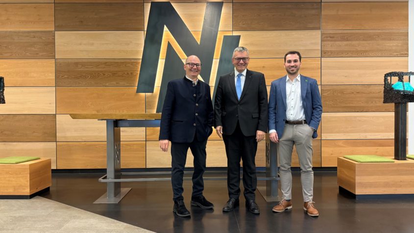 Der Geschäftsführer der SENNEBOGEN Maschinenfabrik GmbH, Walter Sennebogen, Staatsminister Dr. Florian Herrmann und Alexander Sennebogen (v.l.n.r.). Bild: SENNEBOGEN Maschinenfabrik GmbH