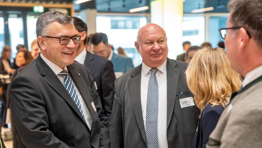 Staatsminister Dr. Florian Herrmann im Gespräch.