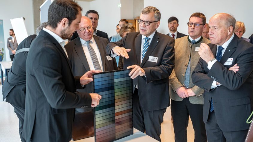 Bei einem Rundgang besichtigt Staatsminister Dr. Florian Herrmann ...