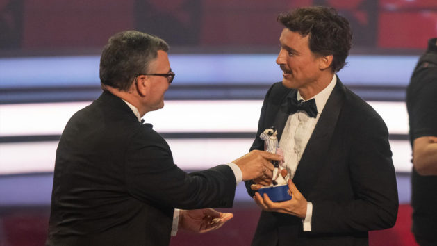 Medienminister Dr. Florian Herrmann (links) und Schauspieler Florian David Fitz (rechts) während des 47. Bayerischen Filmpreises.