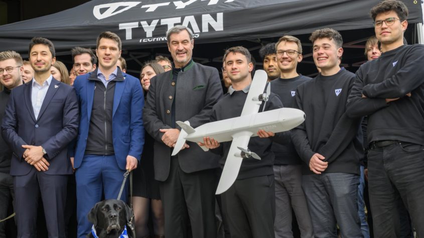 Ministerpr&auml;sident Dr. Markus S&ouml;der bei der Er&ouml;ffnung des neuen Firmensitzes inklusive Produktion des Unternehmens TYTAN Technologies GmbH in M&uuml;nchen.