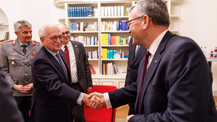 Staatsminister Dr. Florian Herrmann begr&uuml;&szlig;t unter anderem den Vorsitzenden der M&uuml;nchner Sicherheitskonferenz, Botschafter a.D. Prof. Dr. Wolfgang Ischinger.