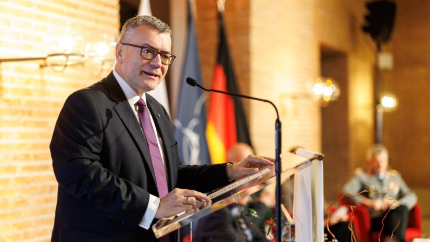 Staatsminister Dr. Florian Herrmann h&auml;lt beim &bdquo;Sicherheitspolitischen Gespr&auml;ch&ldquo; eine Rede.