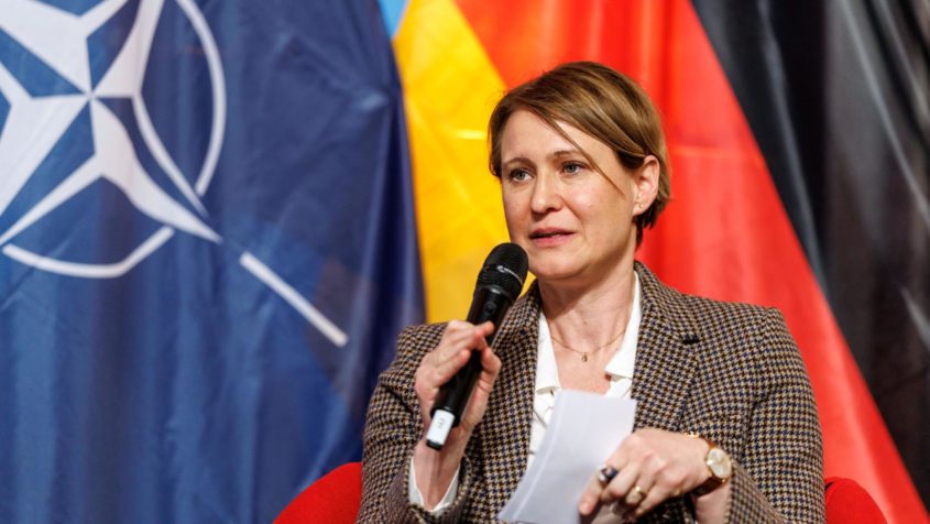 Dr. Jana Puglierin moderiert die Podiumsdiskussion beim "Sicherheitspolitischen Gespr&auml;ch".