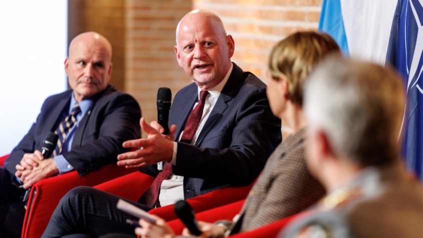 Das Motto der Podiumsdiskussion lautet "Mind the Gap:&nbsp;How do we get to credible and comprehensive deterrence in Europe?"